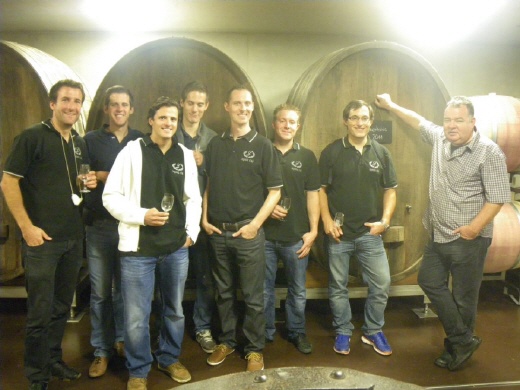 Rebenwanderung und Besuch beim Winzer im Jahr 2012 Gruppenfoto im neuen Weinkeller von Schmid & Wetli in Berneck